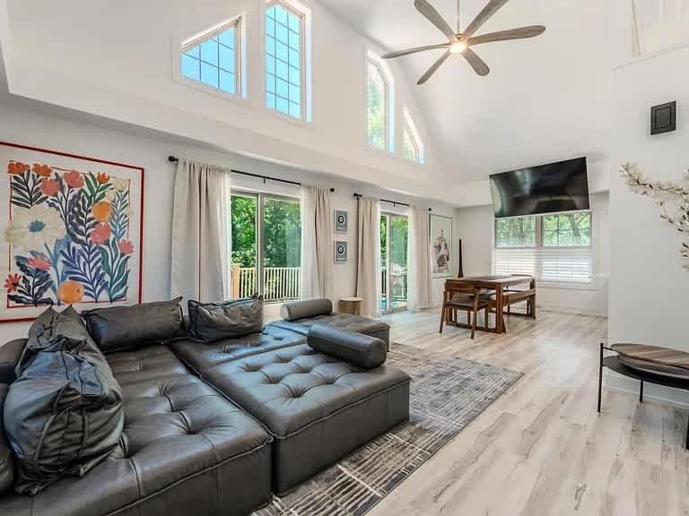 Charming Farmhouse Near Orchards & Wineries - B&B Watervliet