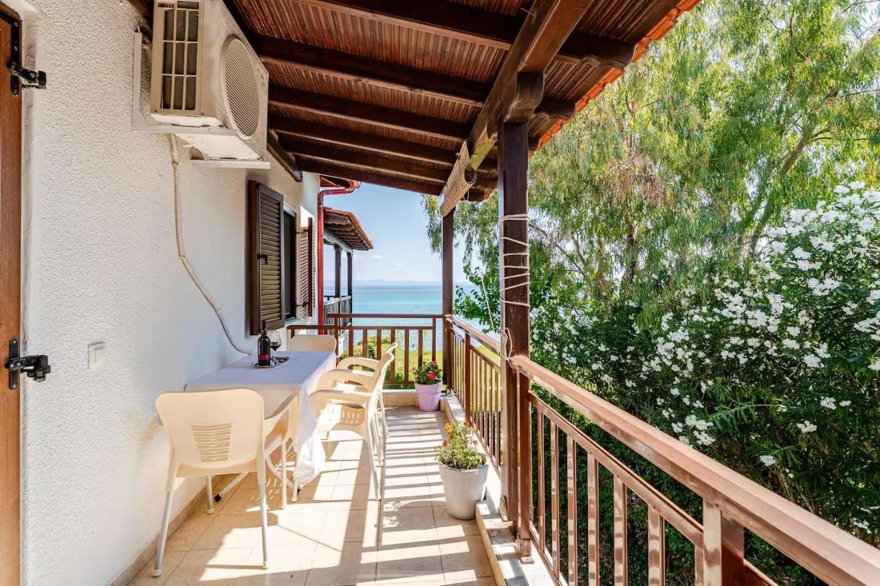 Beachfront Family Apartment with Garden in Halkidiki - Bed and Breakfast Polychrono