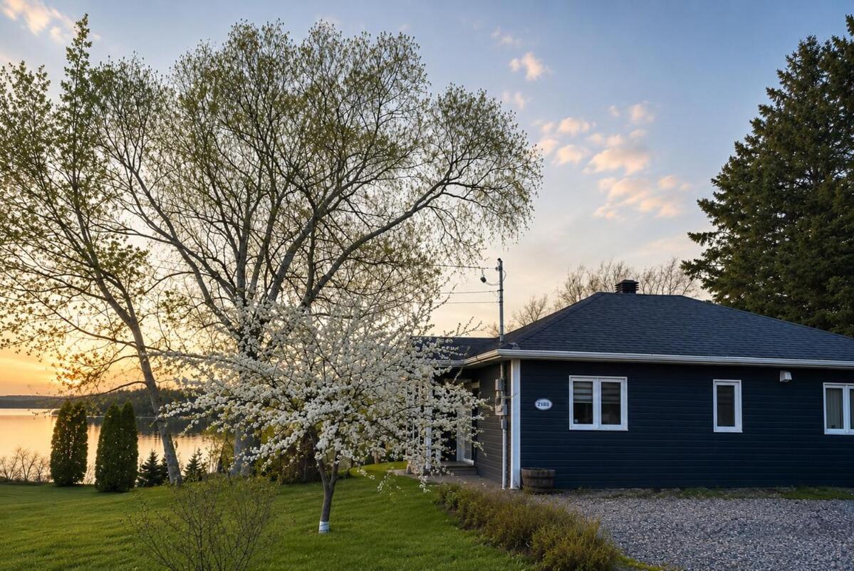 Chalet Bleu de la Baie Boudreault - Vu sur le lac - B&B Alma