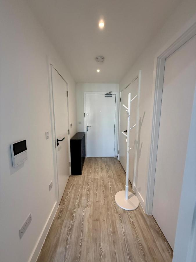 Modern, high-end one bedroom flat with rooftop garden, gym, co-working space and parking - B&B Cowbridge