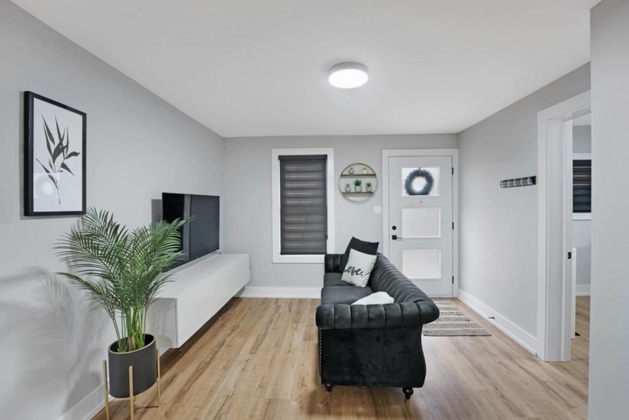 Welcome To Our Modern 2Bdrm,1Bth w, Laundry,BBQ - B&B Welland