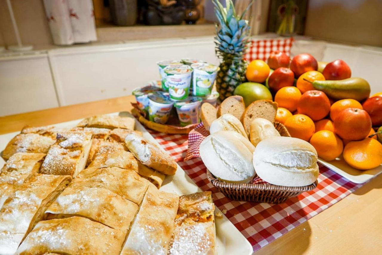 White round bread rolls sit in wicker basket at pet-friendly Landgasthof Zum Papyrer - Erholung im Urlaubsgebiet in Wegscheid.
