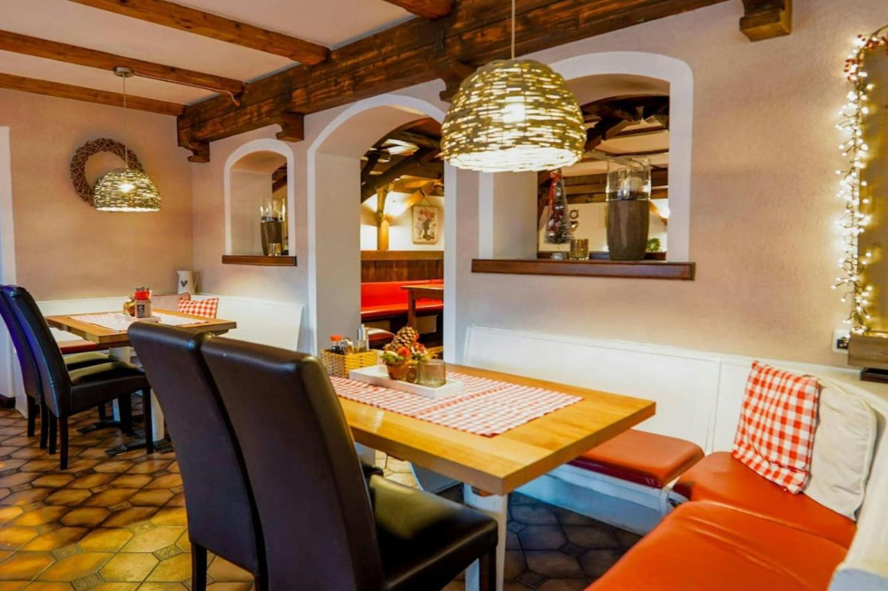 Two dark brown leather chairs sit at dog-friendly Landgasthof Zum Papyrer - Erholung im Urlaubsgebiet in Wegscheid.
