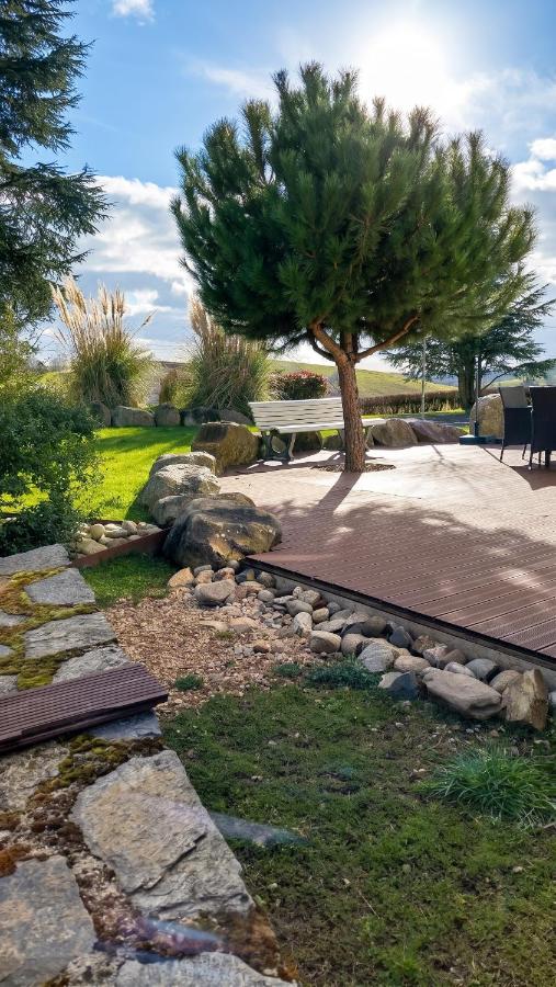Maison spacieuse à Montsalvy avec grand jardin et terrasse - B&B Montsalvy