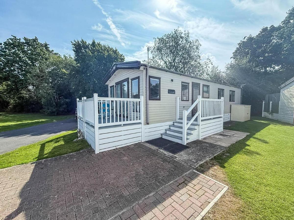 Beautiful Caravan With Decking At Carlton Meres Holiday Park, Suffolk Ref 60022M - B&B Saxmundham