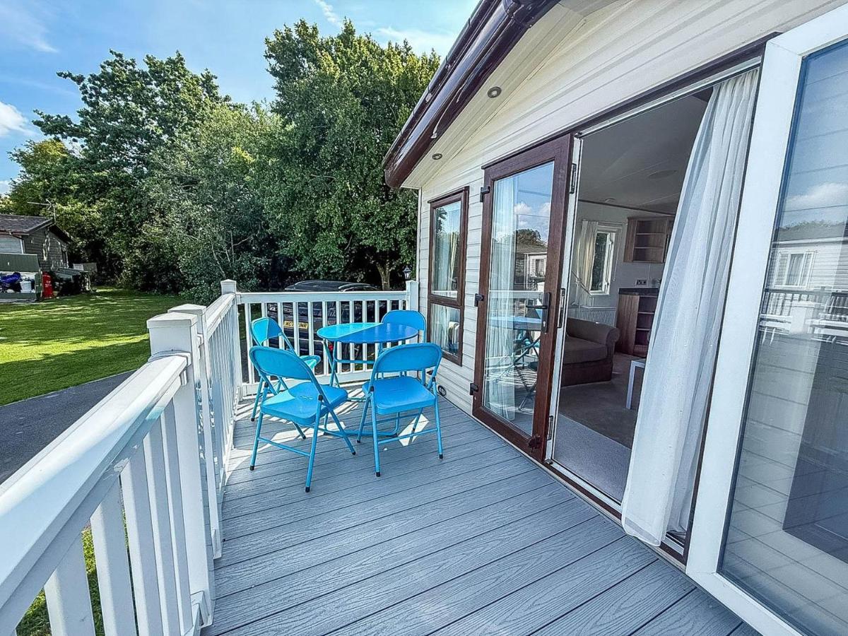 Beautiful Caravan With Decking At Carlton Meres Holiday Park, Suffolk Ref 60022M - B&B Saxmundham