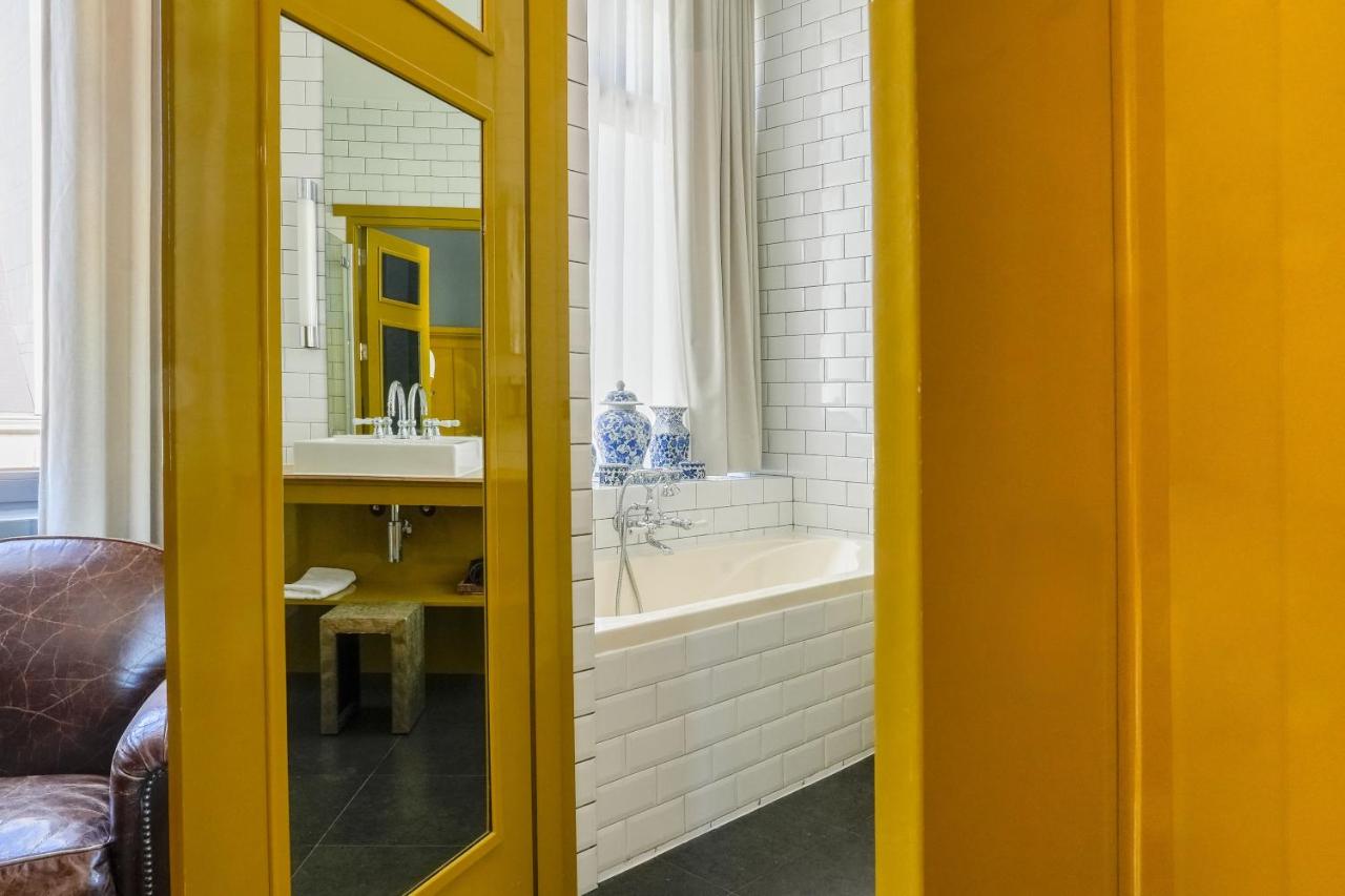 White bathtub with blue patterned vases sits at dog-friendly Les Nuits in Antwerp.