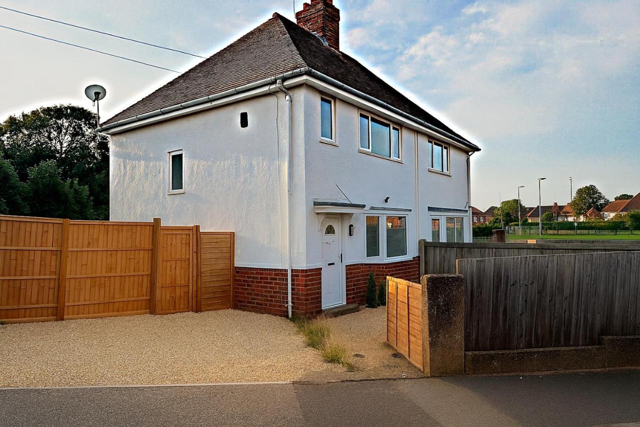 Spacious 3 Bed House in Northampton - Sleeps 6 - Driveway Parking - Fast WiFi - B&B Kingsthorpe