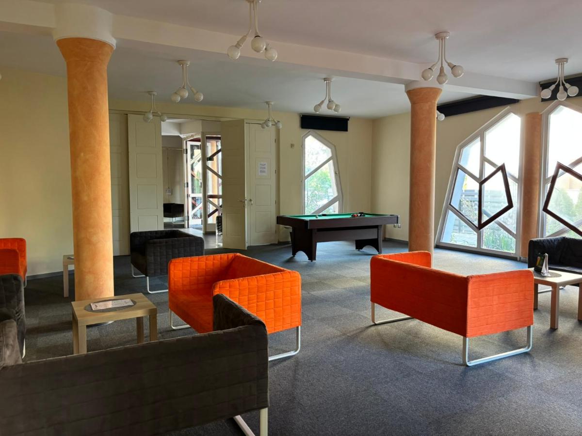 Orange and gray quilted chairs sit at dog-friendly Grantek Üdülház in Balatonlelle.