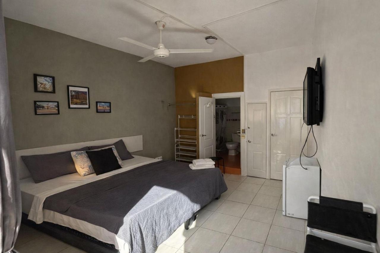 Balcony Street View Bedroom Zona Colonial - B&B Santo Domingo
