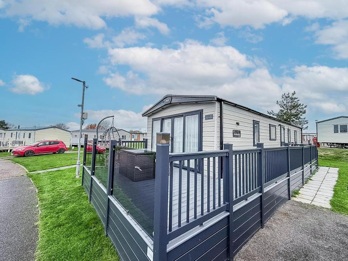 Stunning 8 Berth Caravan With Decking At Kessingland Beach Ref 90017D - B&B Benacre