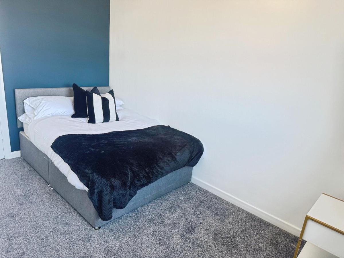 Liverpool FC and City large group stays - sleeps upto 18 with parking - B&B Liverpool