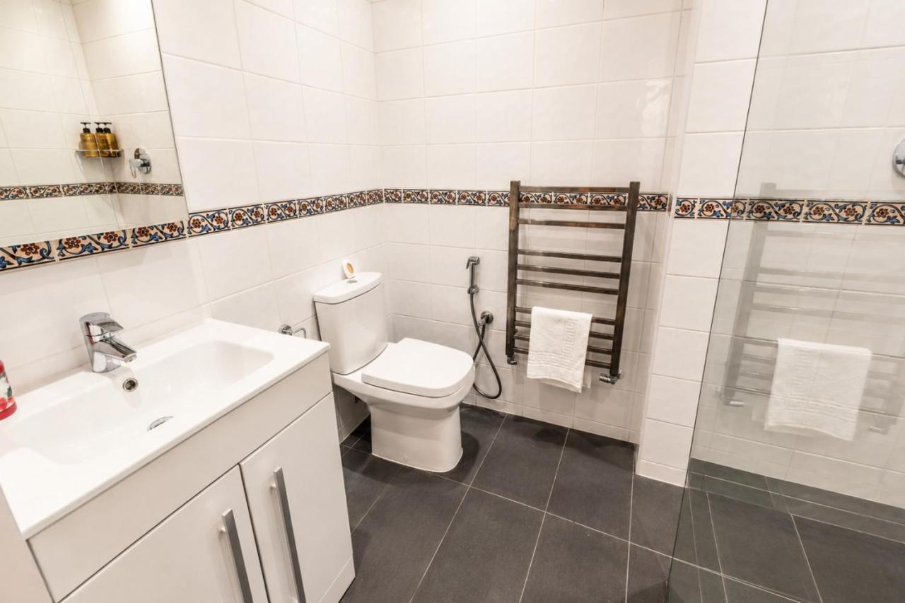 Family-Friendly 3-Bed Home Downstairs Bath & Bed Perfect Long Stays NW3 - B&B Londra