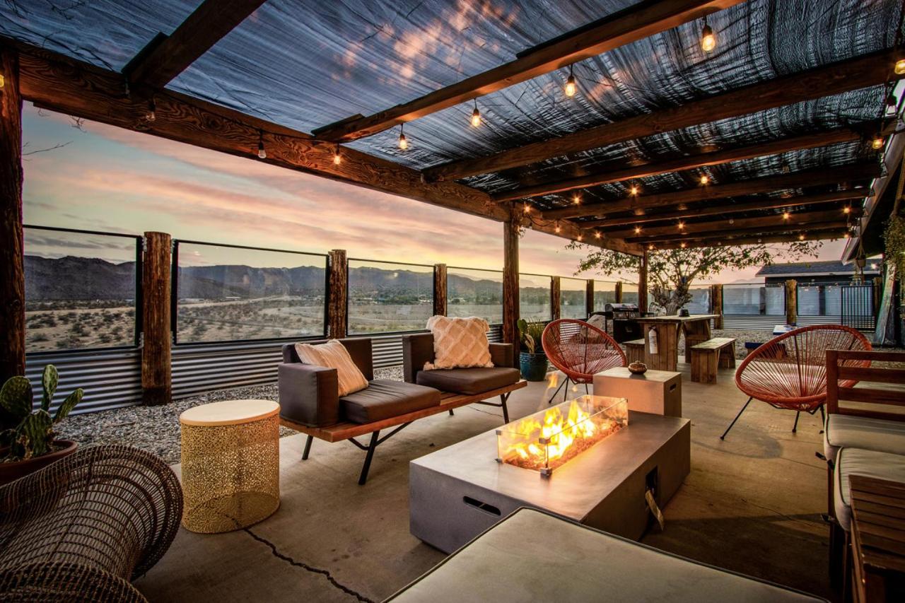 INTRVL Outpost, Pickleball Court & Outdoor Cinema - B&B Joshua Tree