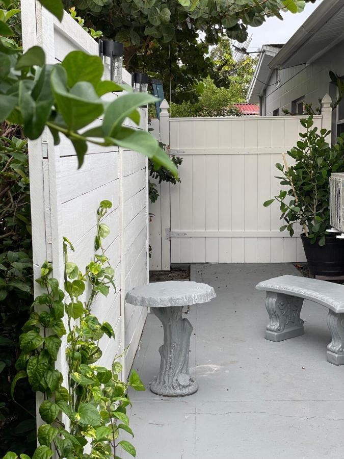 Modern Private Studio Near Tampa Airport - Bed and Breakfast Tampa
