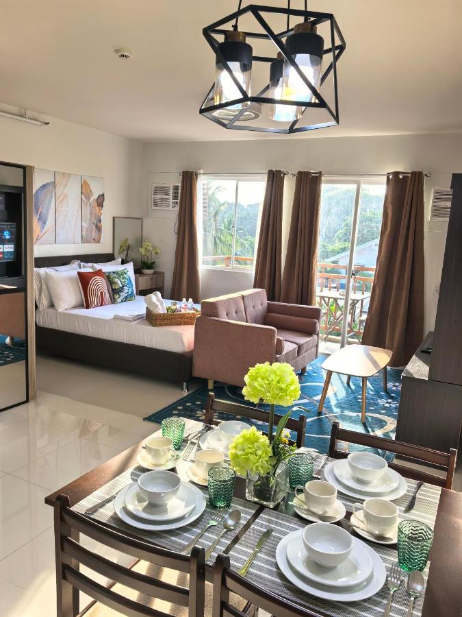 Studio deluxe with Balcony, Swimming pool and gym in Puerto Princesa, Palawan - B&B Puerto Princesa