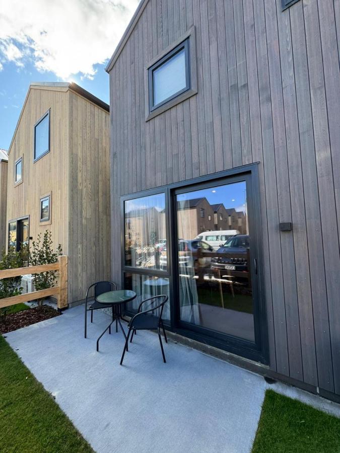 Stylish Townhouse with Remarkable Mountain Views - Bed and Breakfast Queenstown