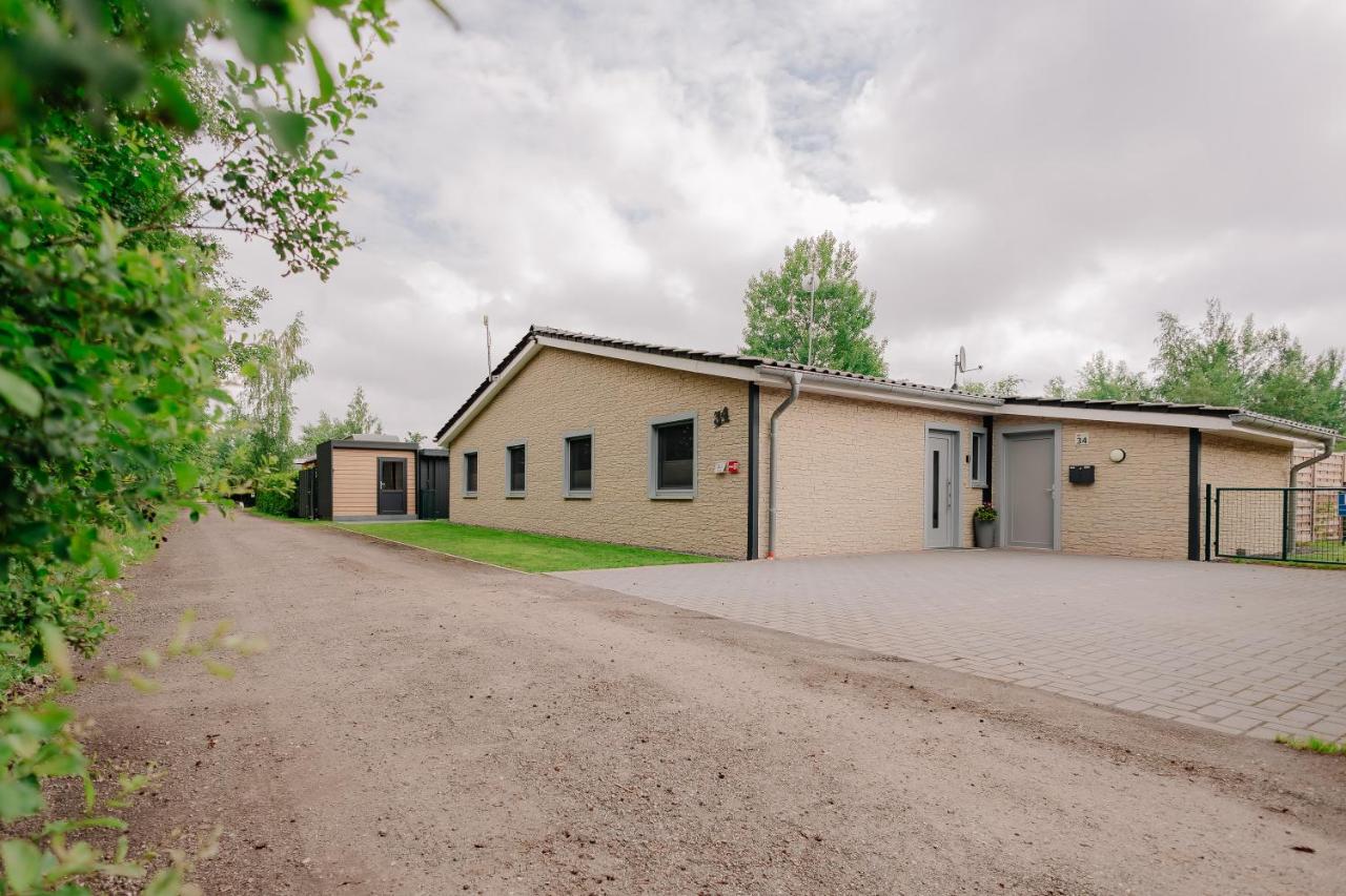 Ferienhaus Deluxe, direkt am See, mit hauseigener Panorama Außensauna, zwei Badezimmern, Tretboot, Kamin, in direkter nähe zum Kinderspieleparadies sowie Reit- und Ponyhof, 1 bis 8 Personen - Chambres d'hôtes Twist