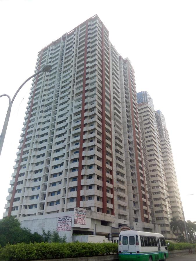 Burgundy McKinley Place Service Apartment - B&B Manila