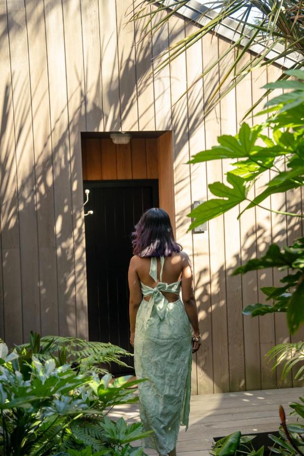 Romantic Retreat with Hot Tub Glasshouse and Ensuite - B&B Auckland