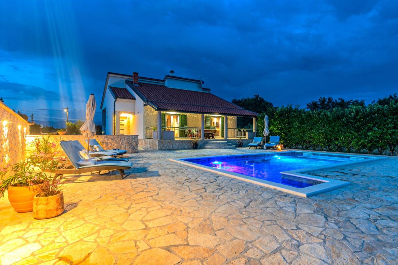 Holiday House Paula sa privatnim grijanim bazenom na mirnoj lokacija blizu mora - Chambres d'hôtes Privlaka