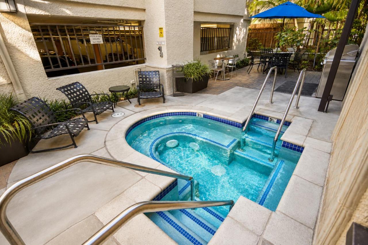 Beverly Deluxe I 2BR 2baths I Parking, Gym, Pool - B&B Los Angeles