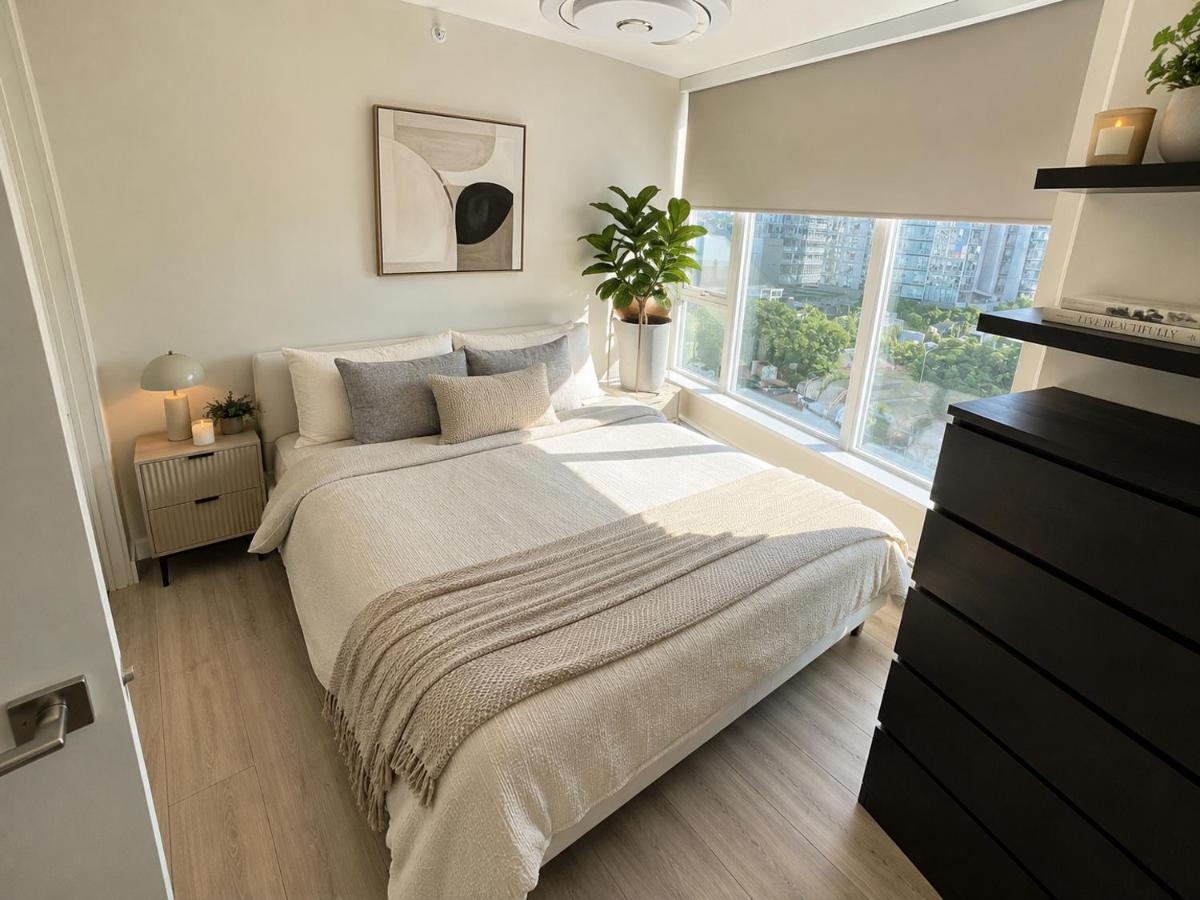 Walk Everywhere from This Bright 2BR Condo - Chambres d'hôtes Vancouver