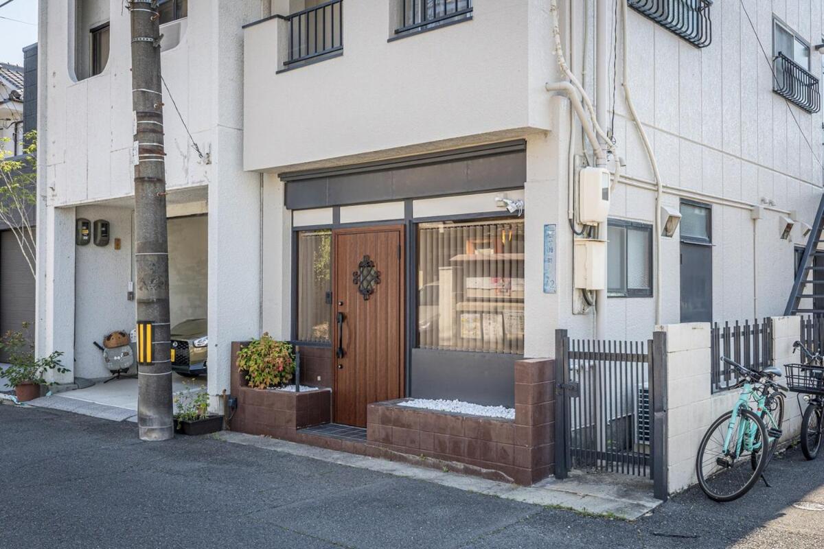 Retro-style coffee house and guesthouse-3 floors-Entire building available for rent-suitable for 9 people-Parking available-pets allowed-Mahjong - Chambres d'hôtes Okayama