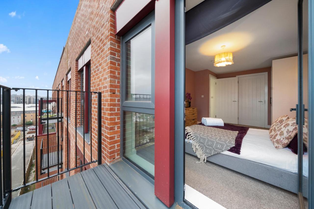 Stylish City Escape - 2 Bed Apt with balcony - Ferienwohnung Liverpool