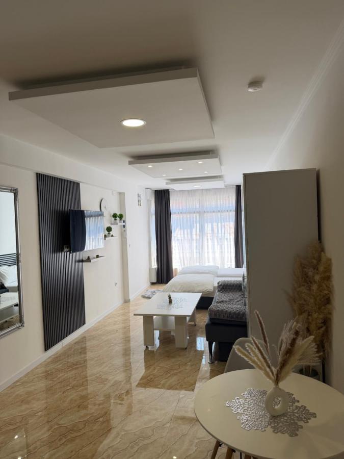Deluxe Studio