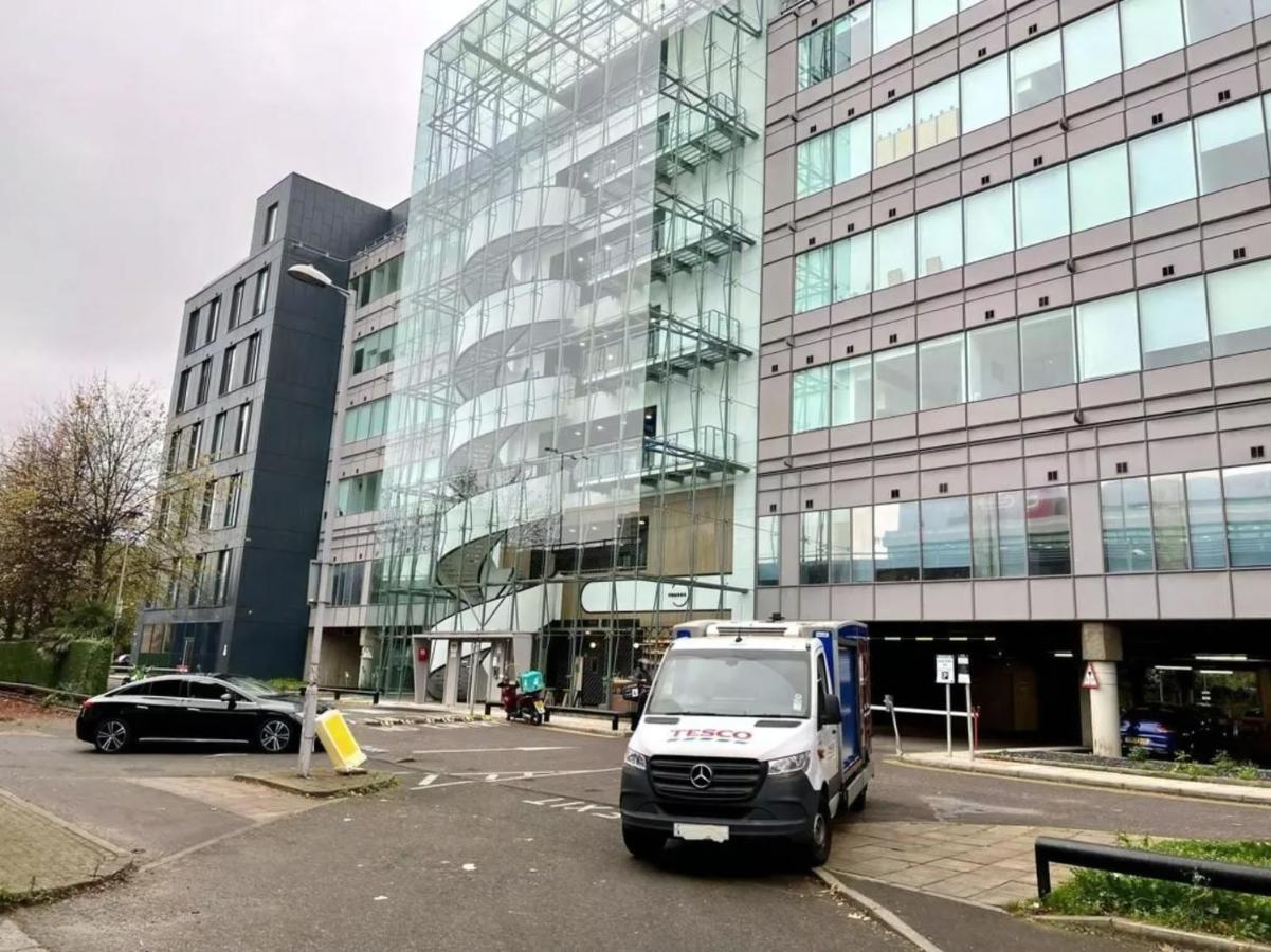 Luxury Large Flat - Sleeps 5 - Free Parking - Gym - Near Kew Bridge - B&B Brentford