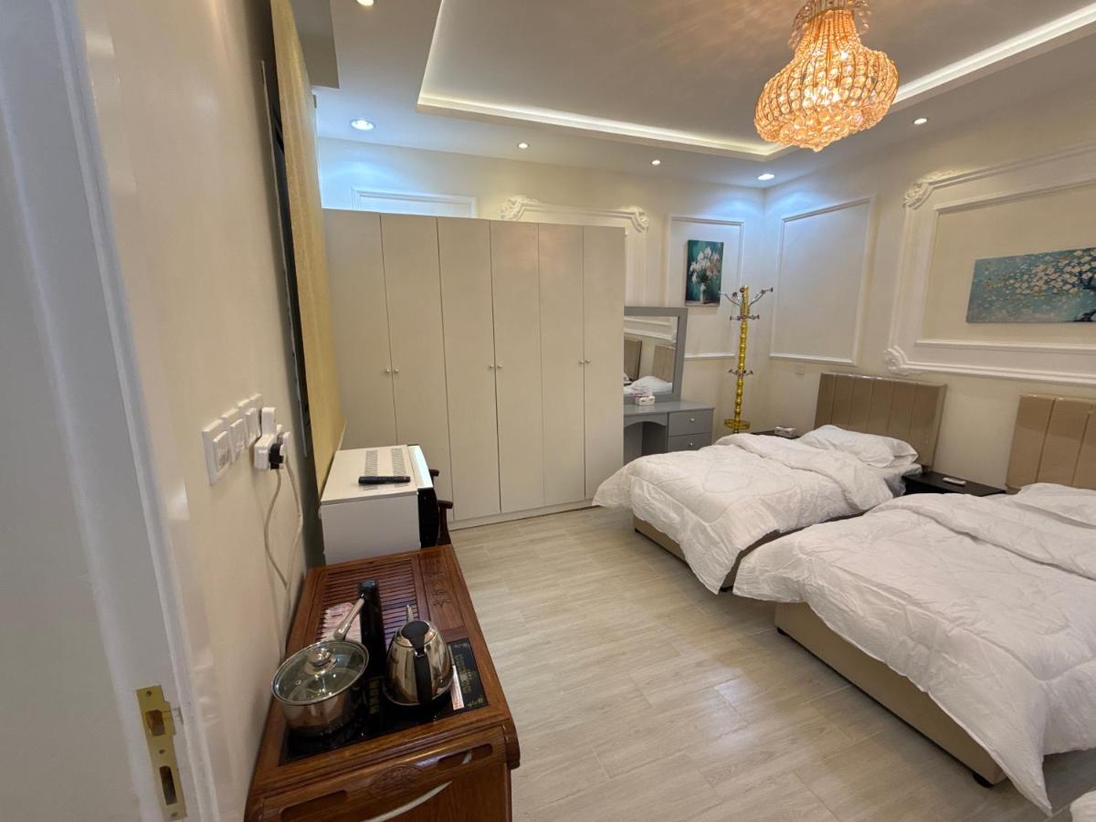 غرفة نوم 3 أسرّة مدخل خاص بدون صالة - B&B Al Bahah