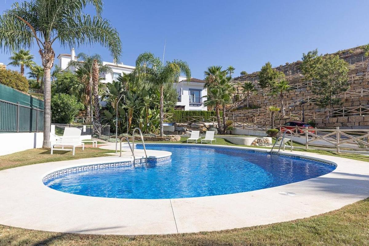 Luxury Family Penthouse, 7 Pools, Golf & Seaview - Bed and Breakfast Benahavís