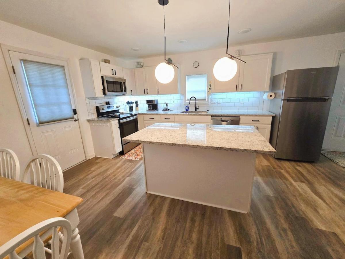 3 BR Walnut Creek Concerts, Fenced Yard, King bed, Downtown - Chambres d'hôtes Raleigh
