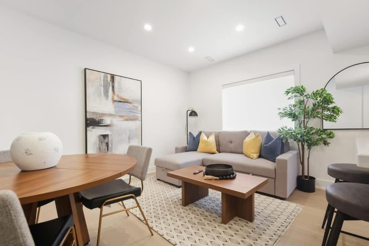 Elegant 2BR Retreat Sleek Design & Comfort - Ferienwohnung Toronto