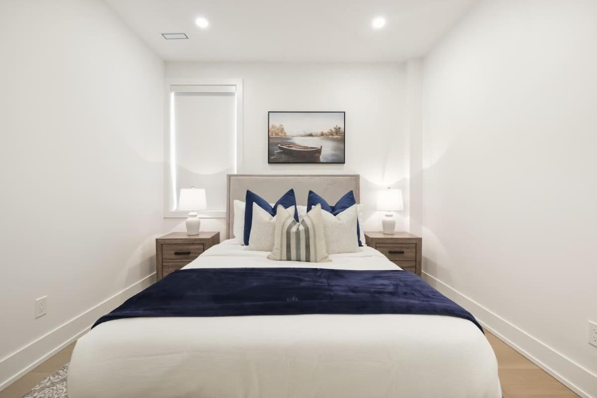 Elegant 2BR Retreat Sleek Design & Comfort - Ferienwohnung Toronto