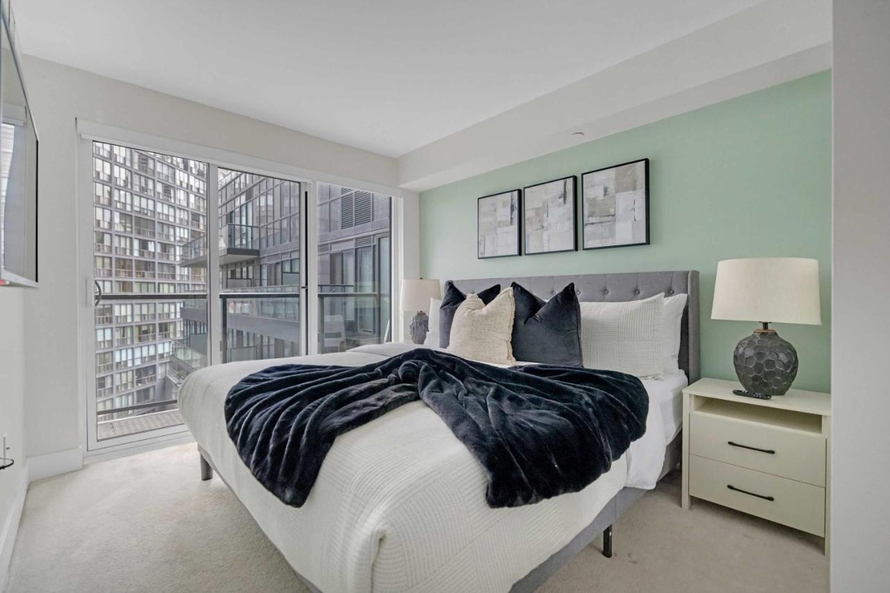 Financial District 2BR Condo 55 TV Free Parking - Ferienwohnung Toronto