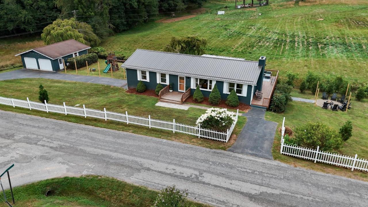 Sauna & Hot Tub Chalet with Game Room, 6BR - Chambres d'hôtes Asheville