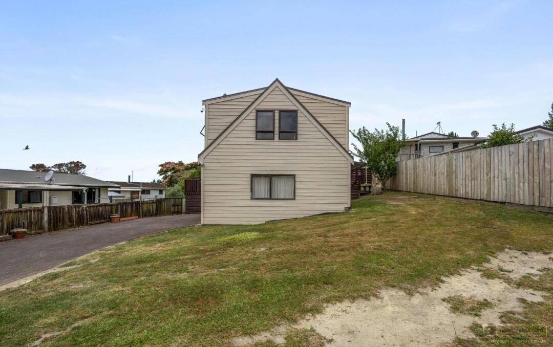 Private Lakeview Loft Suite with Home Cinema - B&B Rotorua