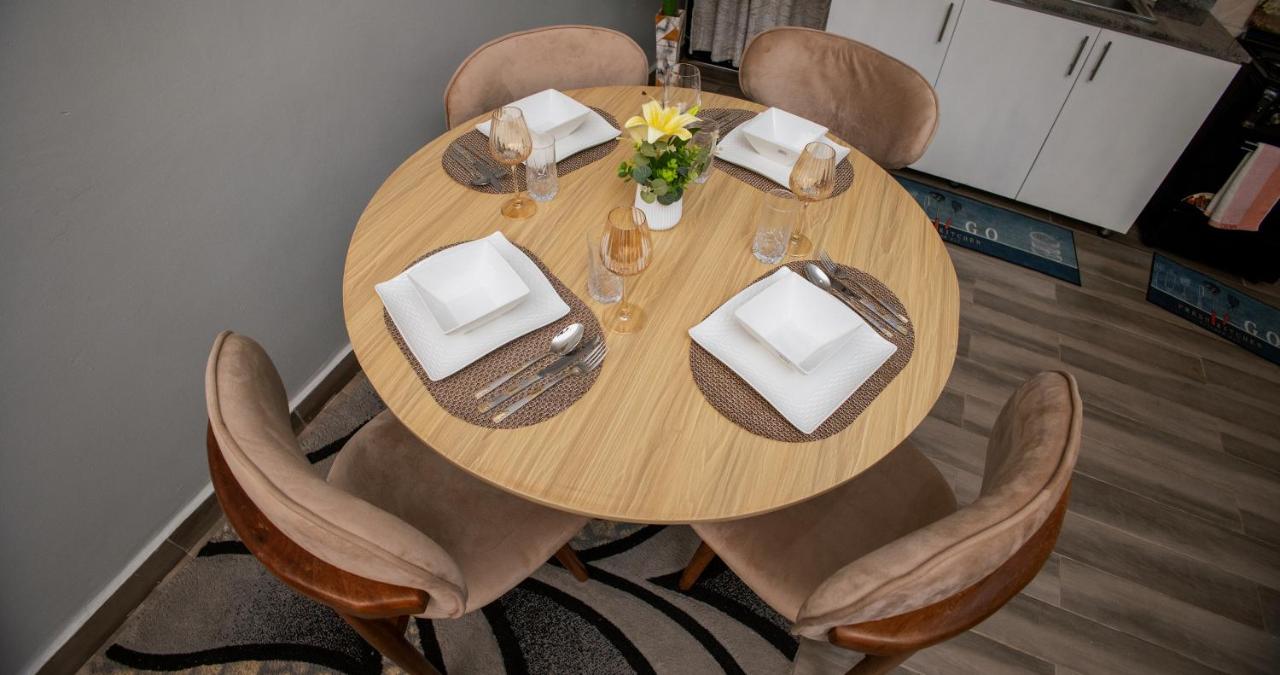 BRB Homes Kisaasi - 2BR APT with AC, WiFi, PowerBackup & 24 -7 Security - Bed and Breakfast Kampala