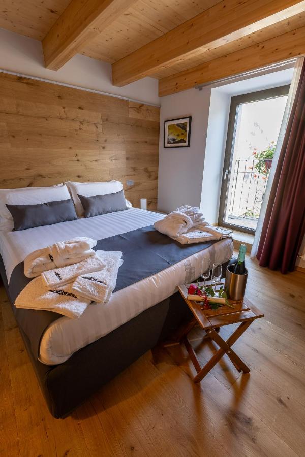 Kamer met Kingsize Bed en Uitzicht op de Bergen