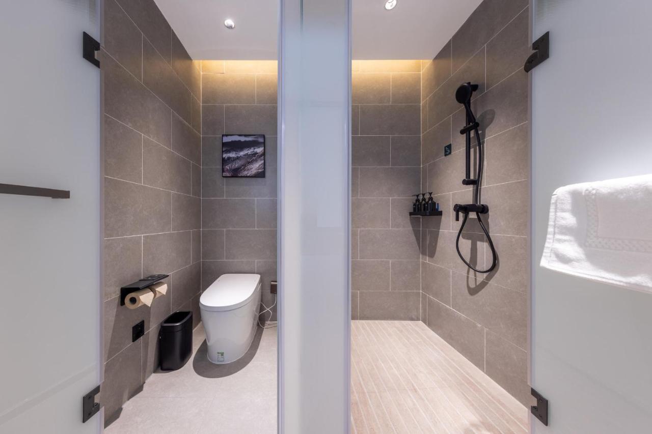 White toilet with closed lid sits at dog-friendly Foshan Nanhai Jinshazhou Jinbo Tiandi Atour Hotel in Nanzhuang.