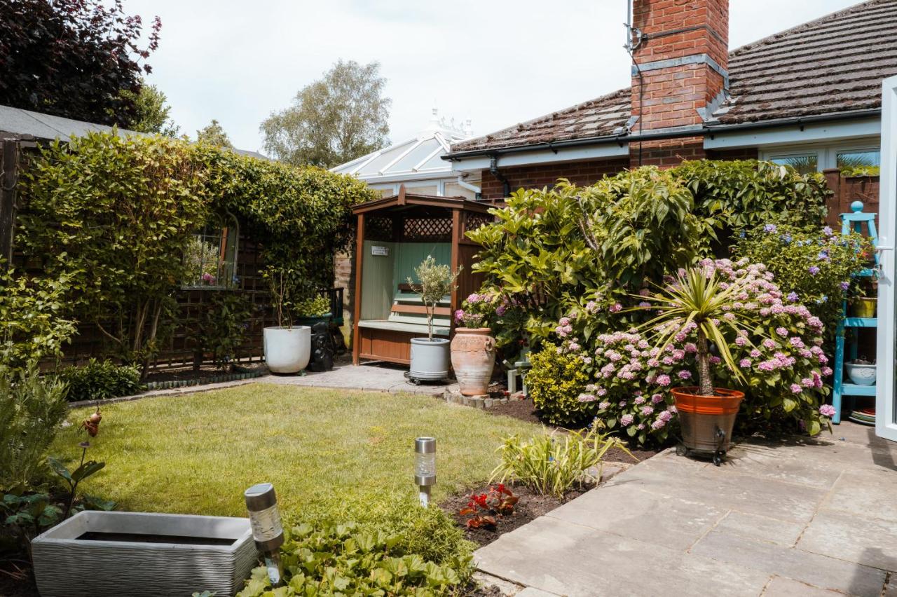Perfect Booking 3 Bed Home with Beautiful Garden - B&B Headcorn