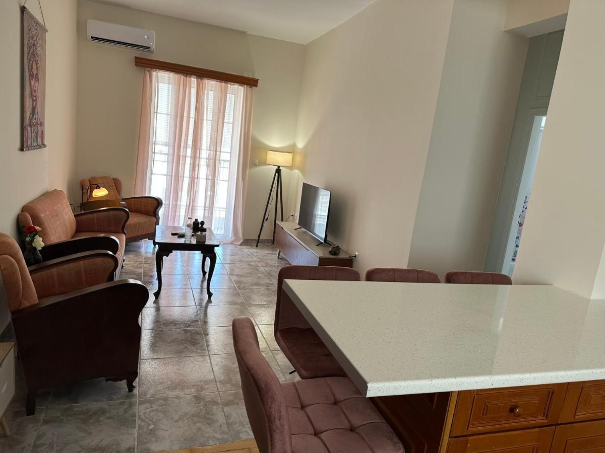 EliasNest Λητώ Leto - Άνετο διαμέρισμα 4 ατόμων με 2 υπνοδωμάτια και 2 μπάνια στο κέντρο της Καλαμάτας - Chambres d'hôtes Kalamata