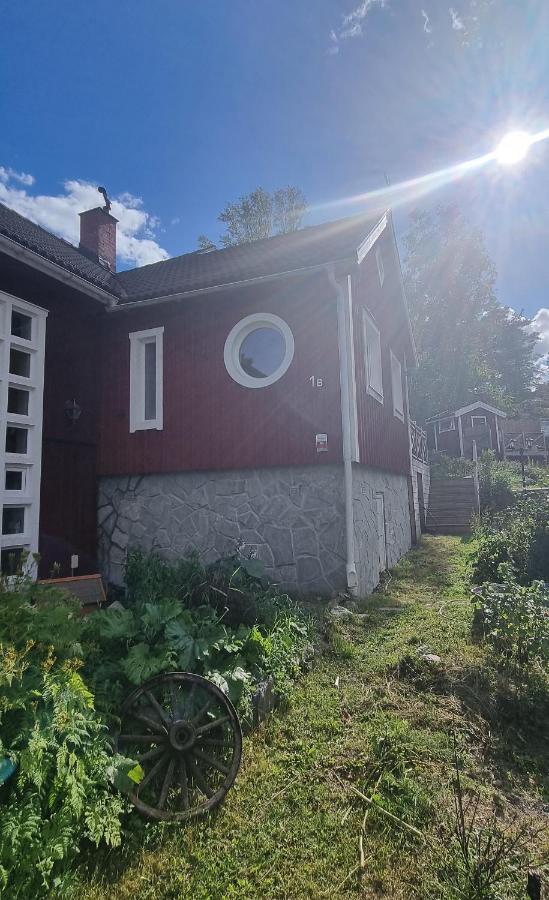The Red Mini Cottage - Bed and Breakfast Huddinge