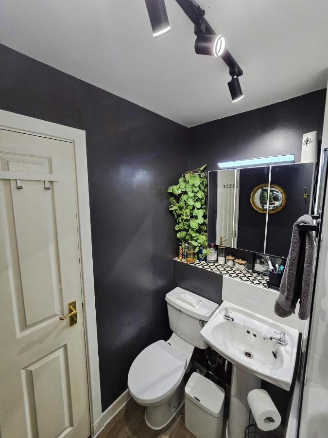 Double Rooms with Shared Bathroom Near The Shore and Tram - B&B Edinburgh