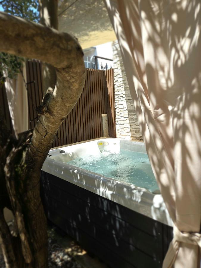 Studio Apartment Mare with private garden and jacuzzi - B&B Vinkuran