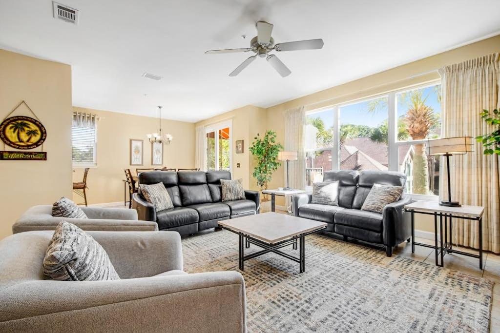 Dog-friendly townhome with golf cart close to shops restaurants pools & beach - B&B Destin