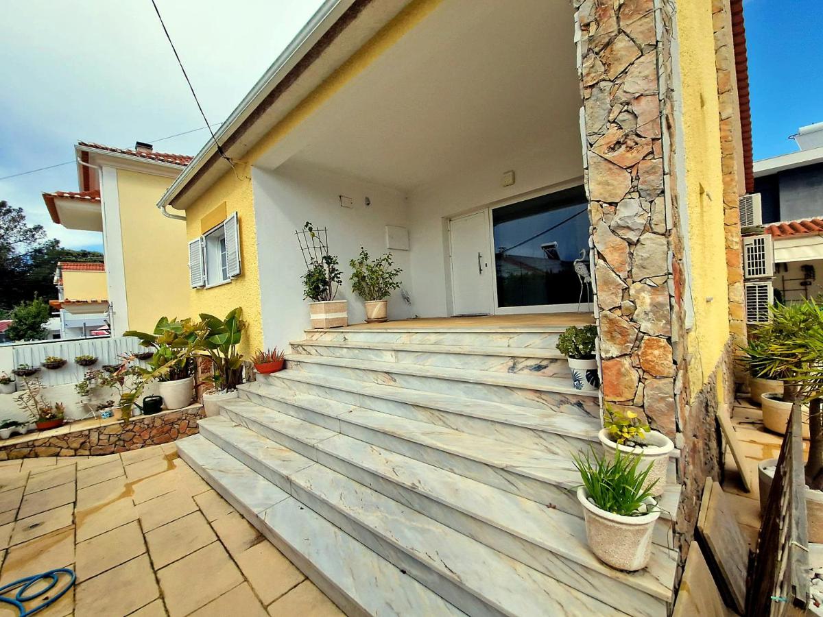 Private Pool House Minutes from the Beach - Ferienwohnung Charneca de Caparica