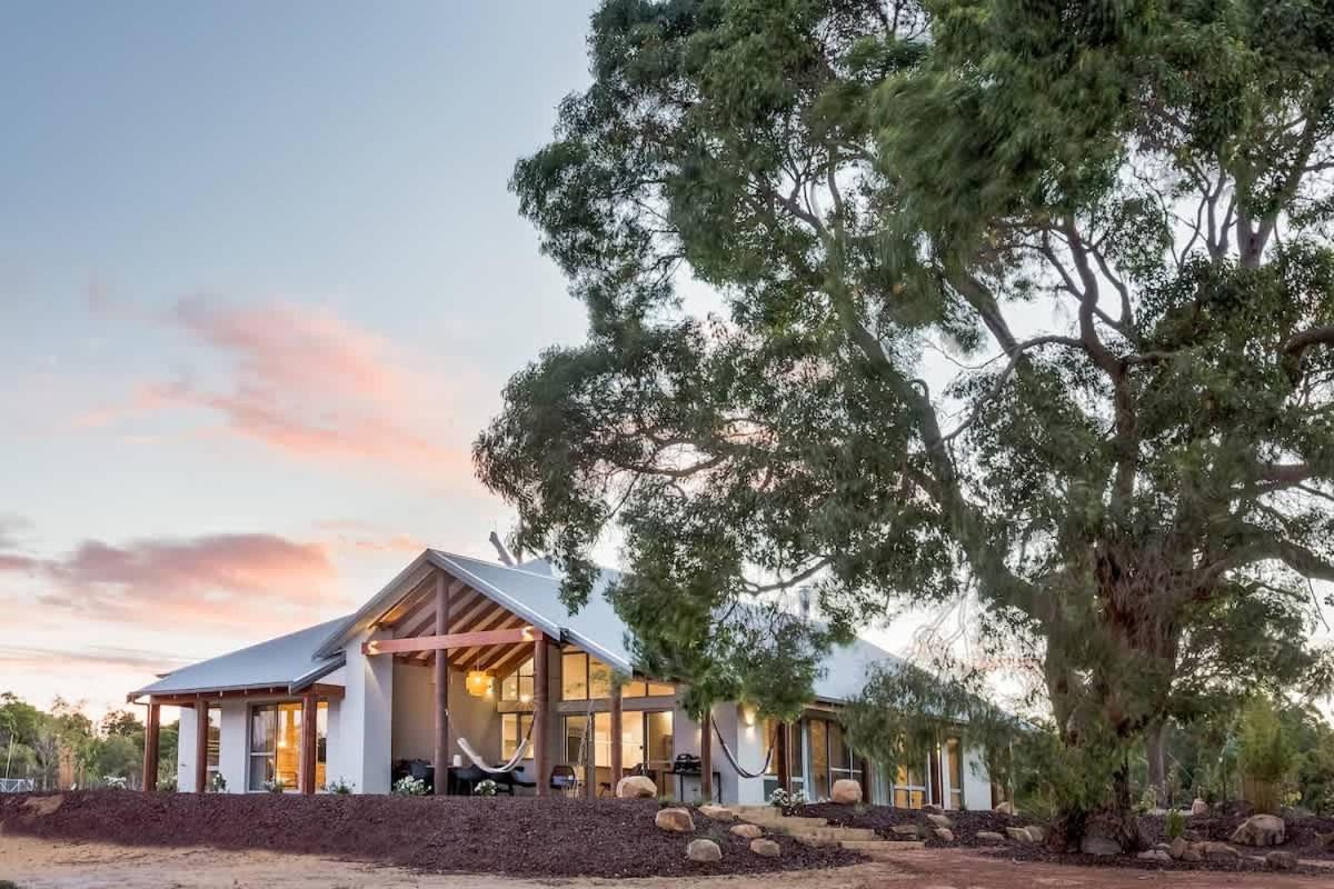 Amaroo - Luxe Hinterland Three-bedroom Farmhouse with Studio - B&B Quindalup